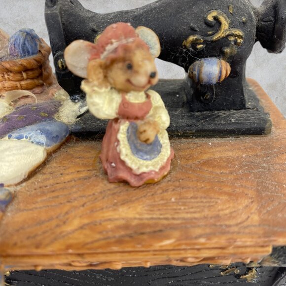 SAN FRANCISCO COMPANY -- Sewing Machine Music Box, Quilting Material, Winds Up - Picture 9 of 12